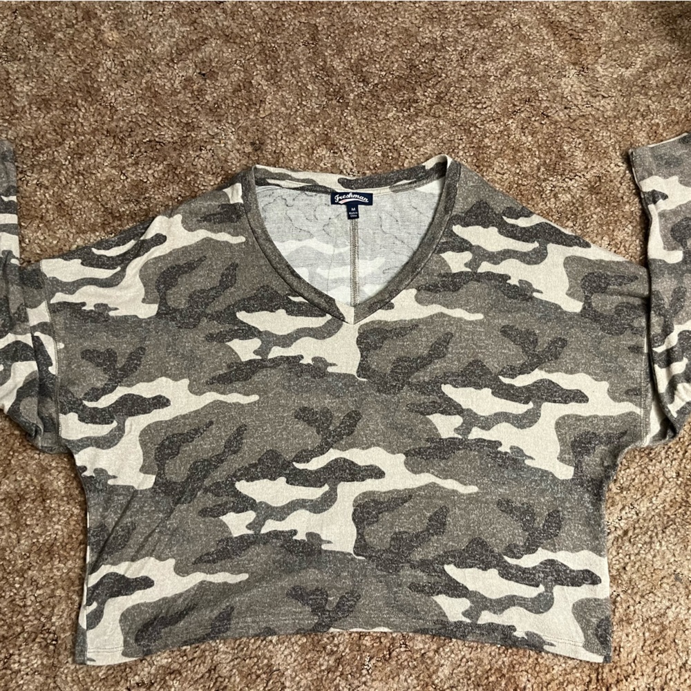 Comfy camo long sleeve shirt! Size medium!